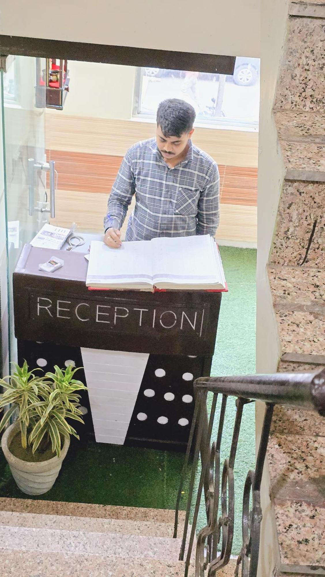 Hotel Niketan Inn - Near Chanakyapuri Embassy Area
